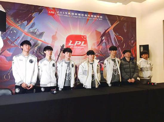 男篮赛后采 男篮赛后采